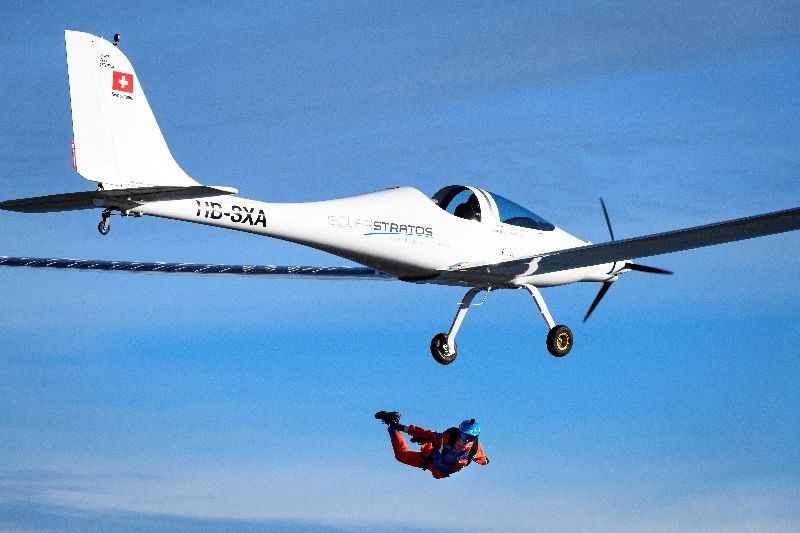 Swiss adventurer Raphael Domjan jumps from the SolarStratos solar-powered aircraft prototype with Spanish test pilot Miguel A. Iturmendi aboard, at the airbase in Payerne, Switzerland, August 25, 2020. Laurent Gillieron/Pool via REUTERS